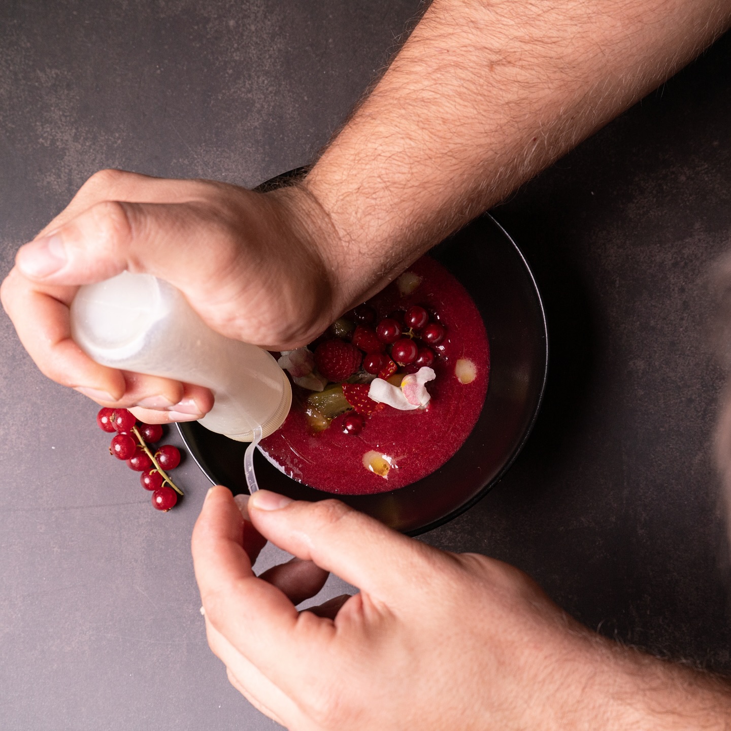 Chef privado preparando servicio de cena íntima